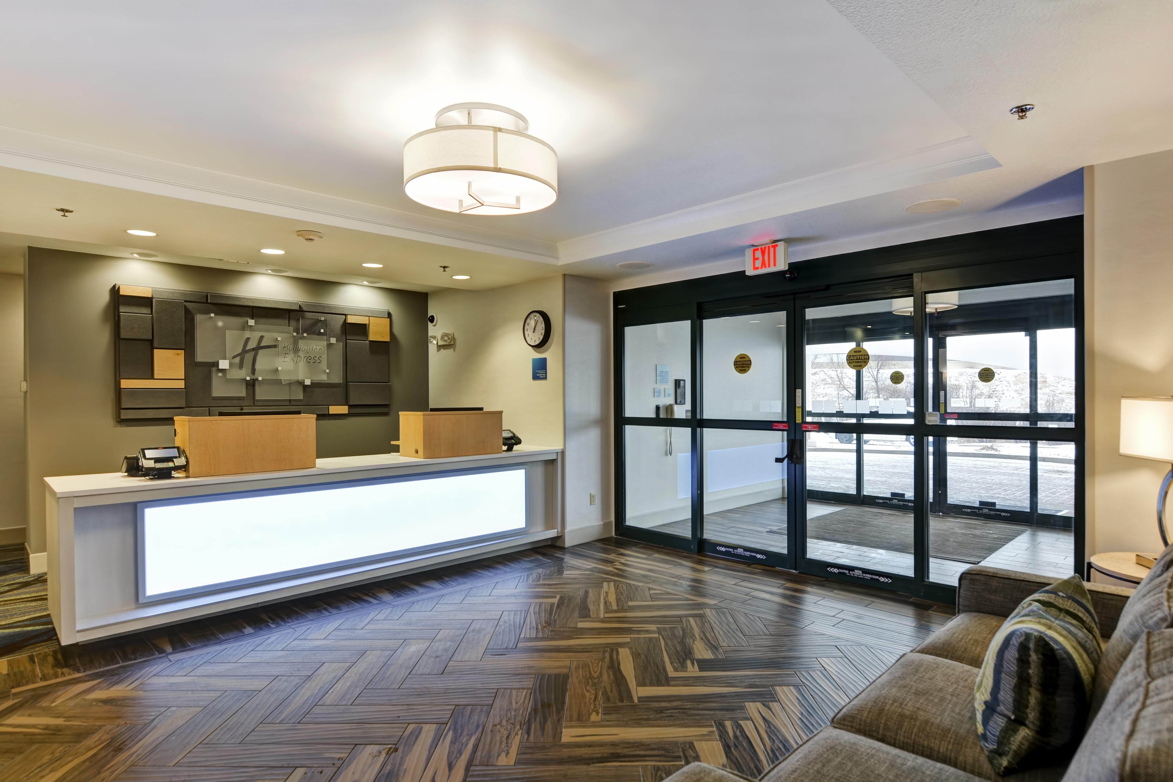 Holiday Inn Express Hotel & Suites Milwaukee-New Berlin By Ihg Exterior foto