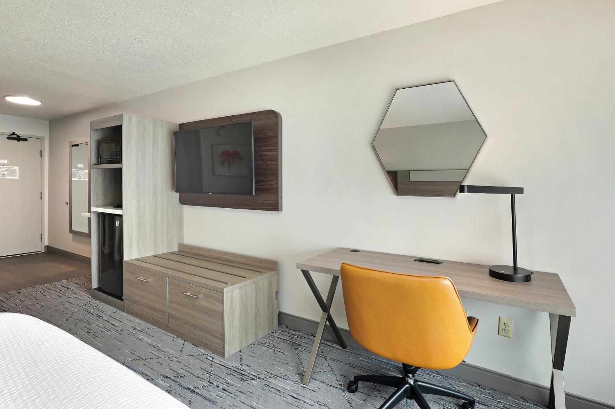 Holiday Inn Express Hotel & Suites Milwaukee-New Berlin By Ihg Exterior foto